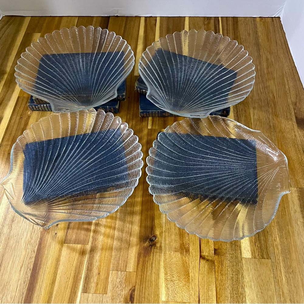 Vintage 8” Clam Shell dessert/salad plates set of (4) Scallop Edge